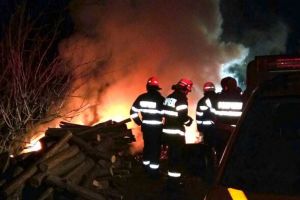 FOTO Baloţi incendiaţi în urma unui scandal între doi săteni din Chesler