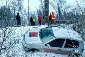 Două persoane au fost salvate de pompieri, după ce au alunecat cu maşina într-o râpă