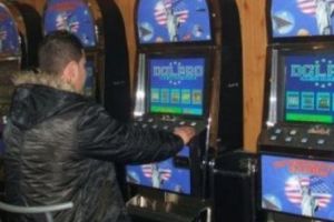 Un bărbat a murit subit, în timp ce se juca la păcănele