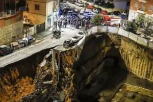 IMAGINI ȘOCANTE! O stradă întreagă ÎNGHIȚITĂ de o GAURĂ în pământ