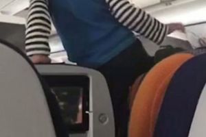 POSEDAT la bordul unui AVION? Imagini DURE cu REACȚIILE care pot ATRAGE atenţia unui EXORCIST 