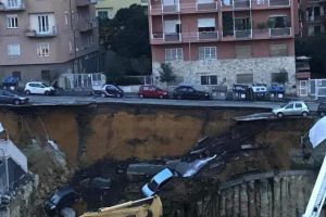 O strada s-a prabusit la Roma. Șapte masini au cazut in prapastie si doua cladiri au fost evacuate  