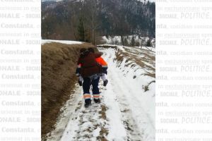 El este Dumitru Ignat, ambulantier. Autospeciala nu a putut urca la bolnava. Dumitru Ignat a transportat bolnava in spate   