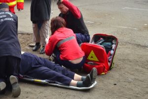 Femeie accidentată grav de un şofer de 19 ani. Victima, transportată la spital