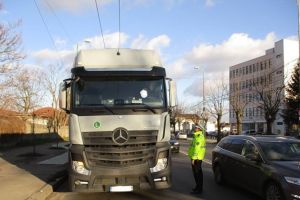 Peste 20 de soferi de tiruri, amendati pentru ca au circulat in zone interzise
