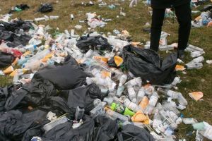 Organizator de evenimente, amendat dupa ce a aruncat pe malul Begai zeci de saci cu gunoi