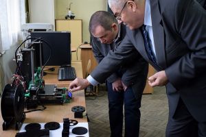 FOTO. Laborator de robotică la Carei, dotat cu imprimantă 3D