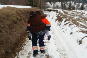 Fotografia cu ambulanţierul care a cărat în spate o pacientă, pe o distanţă de o jumătate de kilometru, pentru a o salva, a devenit virală