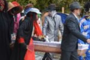 Kitsch party în deschiderea Făşancului. La Moldova Nouă în weekend se poartă măştile