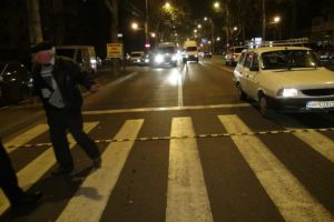 Accident in Bucov. Pieton spulberat de masina pe trecere