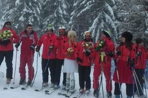 FOTO. Cununie civilă cum rar mai vezi, în Apuseni: Doi tineri au spus ”DA”, la baza pârtiei, cu clăpari şi schiuri în picioare