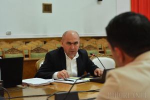 USR îl acuză pe Bolojan de „beţia puterii”, fiindcă „nu este interesat de părerile cetăţenilor oraşului”