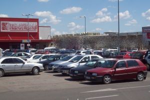 Târg de produse tradiţionale şi ecologice în parcarea supermarketului Kaufland din Alba Iulia