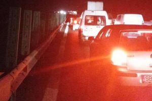 Trafic blocat pe Autostrada Deva – Sibiu, după ce un TIR cu numere de Alba a derapat şi s-a oprit perpendicular