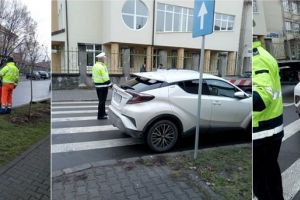FOTO, ȘTIREA TA. Maşinile din Alba Iulia, ridicate discreţionar? Un autoturism parcat pe zebră, mare şi scump, rămas neatins. A fost sacrificat SMART-ul din faţa sa