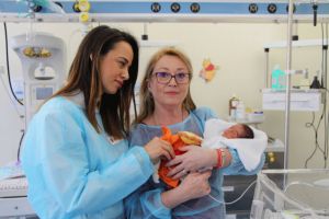 Salvaţi Copiii a donat Maternităţii Braşov un aparat radiologic pentru nou-născuţi