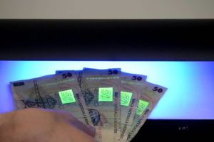 Dispozitive de detectat banii falşi, în pieţele din Braşov