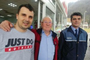 Tânăr cu spirit civic, felicitat de poliţişti. Bărbatul a găsit un portofel în benzinărie şi l-a predat autorităţilor