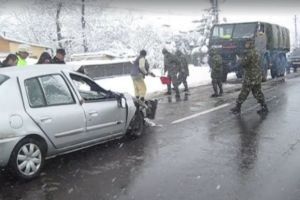 Accident rutier: Un autoturism s-a izbit frontal cu un camion militar. Doua victime