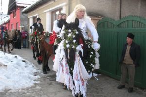 Fărşangul, carnavalul care sperie iarna, la Apaţa