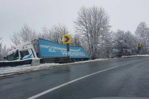 Un TIR încărcat cu tone de pet-uri cu suc, a ieşit în decor, între Vlădeni şi Codlea (Foto)