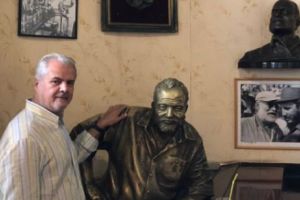 VACANȚĂ în CUBA: Năstase, la un pahar de rom cu bustul lui Hemingway
