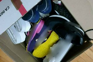 Percheziţii ale poliţiştilor antifraudă: Peste 400 de haine şi încălţăminte contrafăcute, ridicate din casa unui tânăr orădean (FOTO)