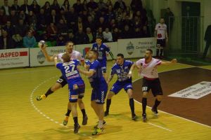 Universitatea a pierdut în ultima secundă disputa cu campioana României, Dinamo Bucureşti