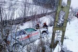 Două persoane au fost salvate de pompieri, după ce au alunecat cu maşina într-o râpă