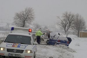 Un autoturism s-a izbit violent într-un tir. Vehiculul greu a dispărut de la faţa locului