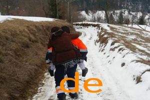 Ambulanţierul care a cărat în spate o bătrână bolnavă dintr-un cătun din Apuseni trebuie să dea explicaţii pentru încălcarea protocolului. Colegii: ”Haideţi să arătăm că noi îl respectăm”