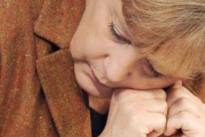 Angelei Merkel îi CADE mâna STÂNGĂ. Tot mai  jos...