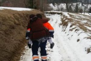 Ambulanţierul din Apuseni care a cărat o pacientă în spate, pus să dea notă explicativă