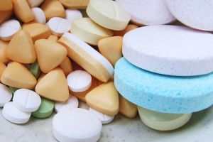 Traficanţi de DROGURI din TIMIȘ, prinşi de poliţiştii arădeni. Au fost CONFISCATE droguri de SUTE DE MII de lei