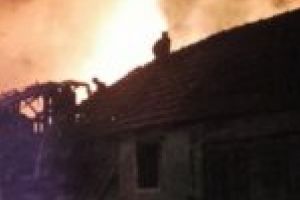 Intervenţie dificilă a pompierilor cărăşeni. Pagubă de 100.000 de lei după ce două case au fost cuprinse de flăcări