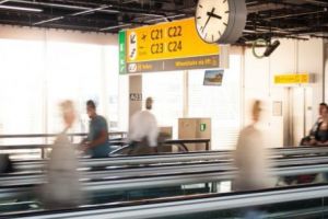 IMAGINI INCREDIBILE! O femeie urcă pe BANDA aparatului de SCANAT din aeroport. Motivul este cel puţin BIZAR - VIDEO