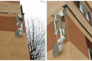 FOTO, ȘTIREA TA. Plângere la Primăria Alba Iulia după ce utilajul de ridicat maşini a smuls un cablu şi a deteriorat peretele unui bloc