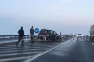 ULTIMĂ ORĂ: Volkswagen înfipt în parapet pe pasarela de la Goleşti