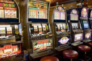 CAZ ȘOCANT. După ce s-a jucat toată seara la PĂCĂNELE, un bărbat A MURIT. Ce s-a întâmplat e HALUCINANT