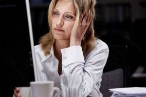 PROIECT: Patronii care îşi ţin angajaţii peste program şi nu îi plătesc să fie amendaţi pentru fiecare persoană în parte identificată ca prestând muncă suplimentară