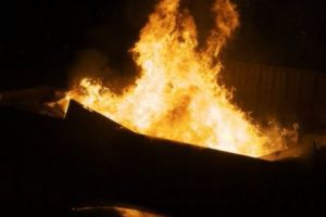 ACȚIUNE revoltătoare a unui bărbat. A vrut să-şi incendieze CASA şi PROPRIA MAMĂ. Motivul este INCREDIBIL