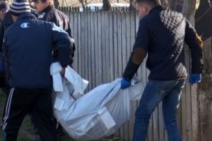 Spânzurat la streaşina casei