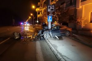 FOTO – Maşină în stâlp in faţă la Hilton. Șoferul a murit