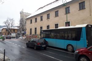 Un autobuz RAT a intrat într-o autoutilitară. O pasageră din autobuz a ajuns la spital