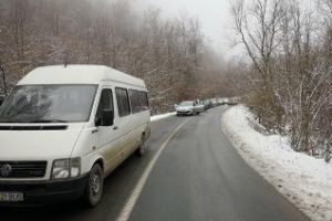 Zeci de maşini blocate înainte de staţiunea Muntele Băişorii - FOTO