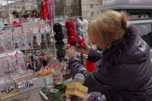 Tarabele de vânzare a mărţişoarelor, la mare căutare printre comercianţii sezonieri