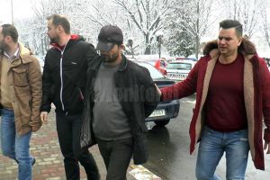 Jefuia femeile în timp ce le ruga să-l ajute să-şi pornească maşina