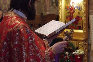 Filmările botezurilor şi cununiilor din biserici nu au nevoie de aprobarea centrelor eparhiale