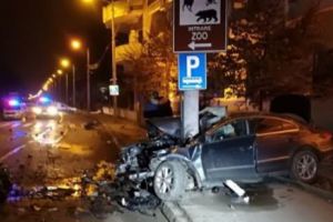 Un medic sibian a murit după ce s-a izbit cu maşina de un stâlp. Acul vitezometrului s-a oprit la 220 km/h