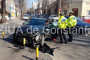 Imagini de la eveniment:Accident rutier la intersectia strazilor Mihai Viteazu cu Constantin Bratescu. Doua masini implicate